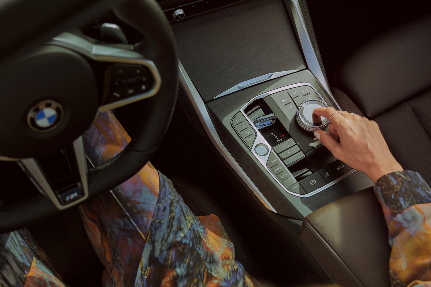 The dress is cooler than the car’s interior. G23_430i_SMi5.2_00463_LOWRES_02